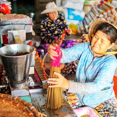 Về làng làm nhang, cảm vị Tết